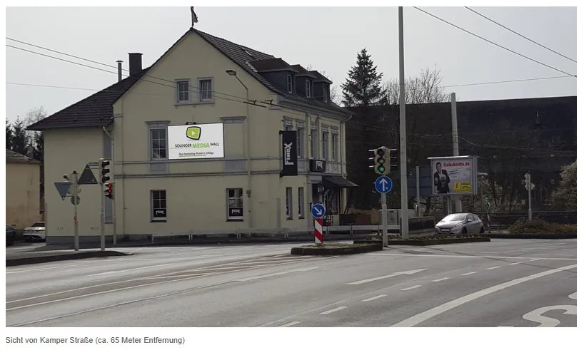 Weitwinkelperspektive an der Kreuzung